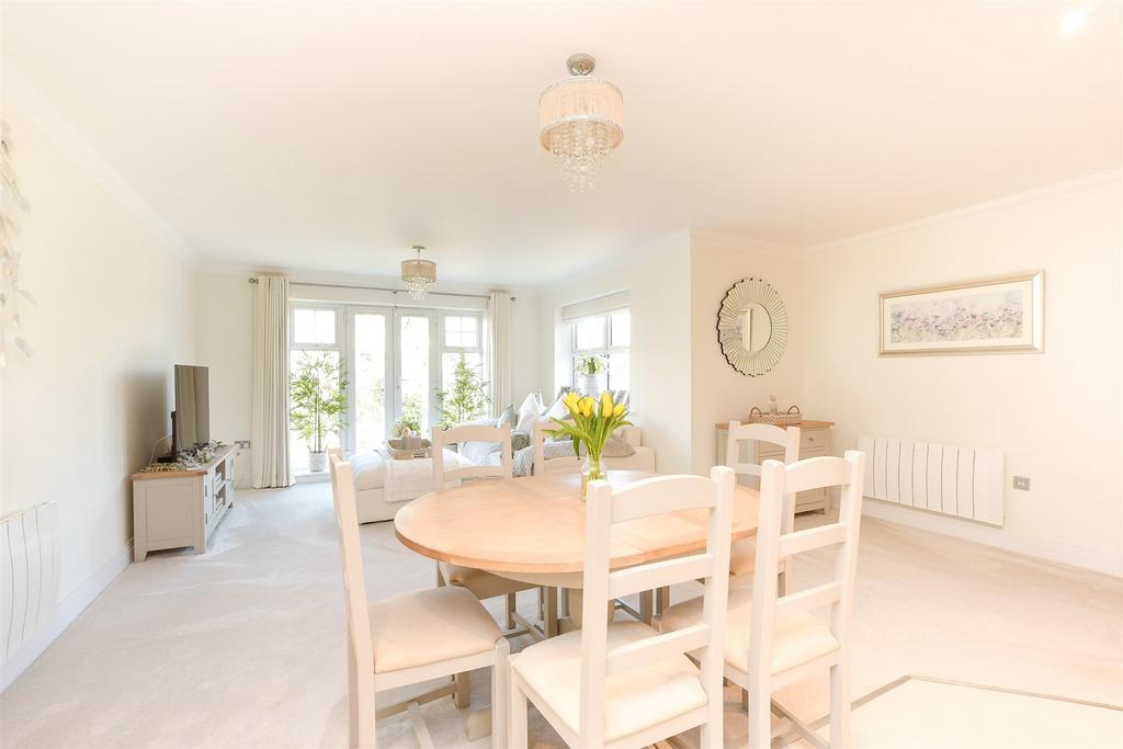 Kitchen Lounge/Dining Area