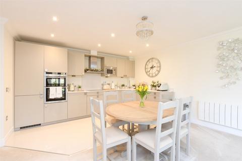 1 bedroom flat for sale, Valley Court, Reigate RH2