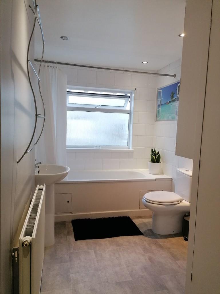 Ground floor bath and shower room 3