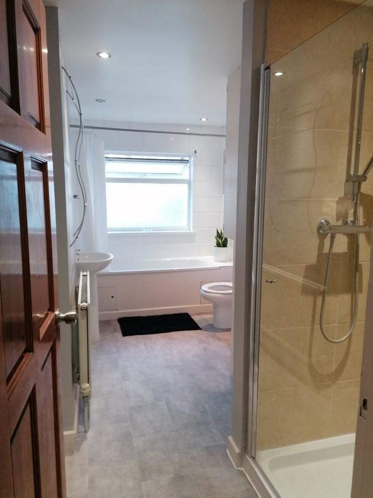 Ground floor bath and shower room