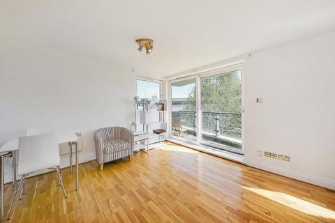 Studio to rent, Smugglers Way, London SW18