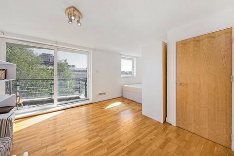 Studio to rent, Smugglers Way, London SW18