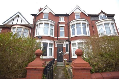 Studio to rent, Warbreck Hill Road, Blackpool