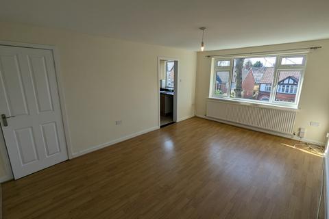 2 bedroom flat to rent, Rookfield Avenue, Sale