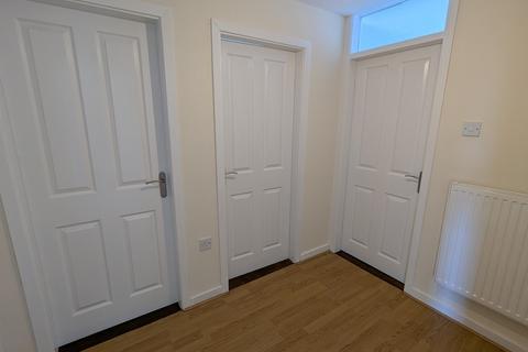 2 bedroom flat to rent, Rookfield Avenue, Sale