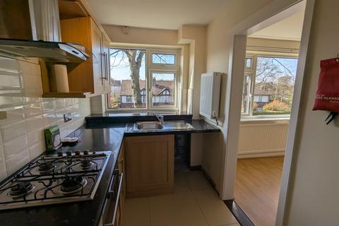 2 bedroom flat to rent, Rookfield Avenue, Sale