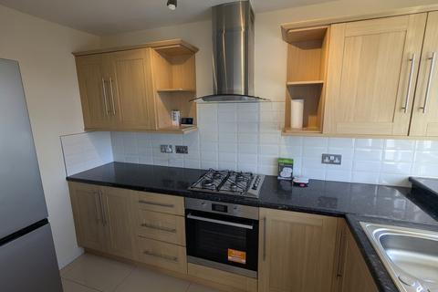 2 bedroom flat to rent, Rookfield Avenue, Sale