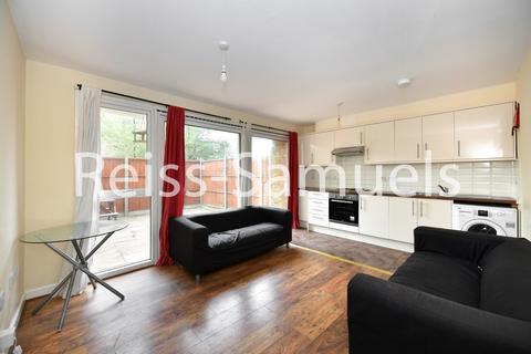 4 bedroom ground floor maisonette to rent, Lorrimore Road, Kennington, Southwark,London SE17