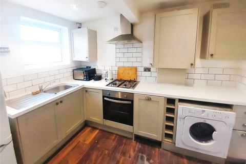 2 bedroom flat to rent, Crowther Road, London SE25