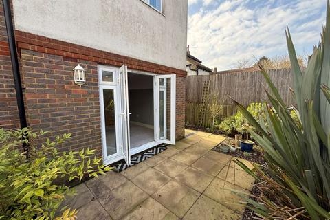 2 bedroom maisonette to rent, Stanstead Road, Caterham