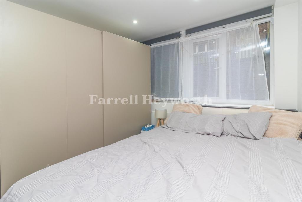 Bedroom 1 image 3