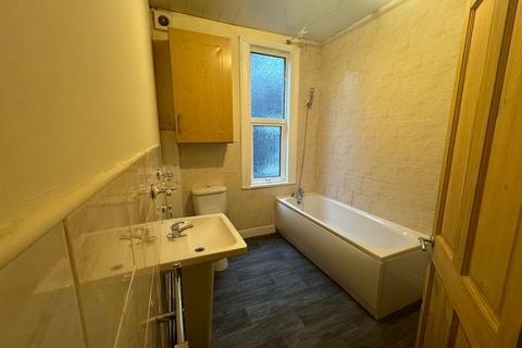 2 bedroom terraced house to rent, Third Avenue, BD21