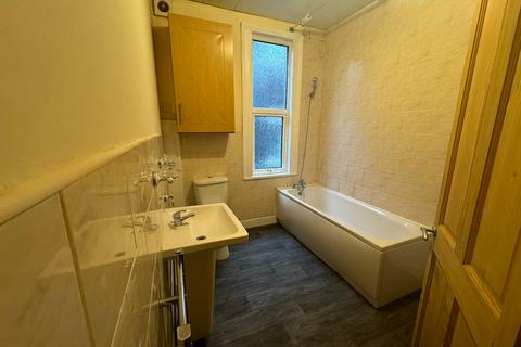 2 bedroom terraced house to rent, Third Avenue, BD21