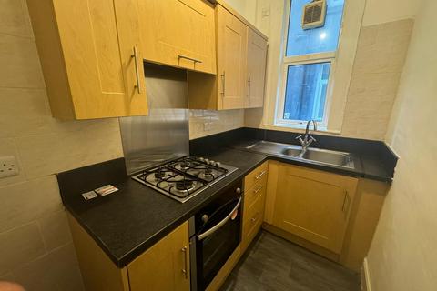 2 bedroom terraced house to rent, Third Avenue, BD21