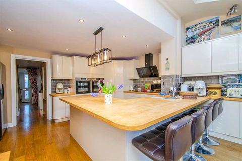 18 Yew Tree Avenue, Lichfield, WS14 9UA