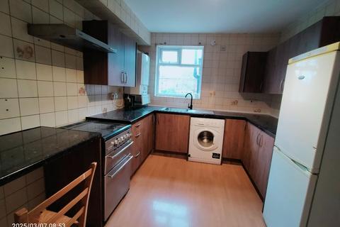 2 bedroom flat to rent, Flat, Evington Road