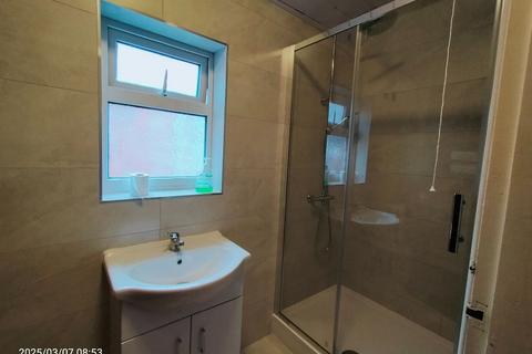 2 bedroom flat to rent, Flat, Evington Road