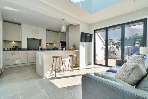 6 The Square, Spencers Wood, Reading, RG7 1BS
