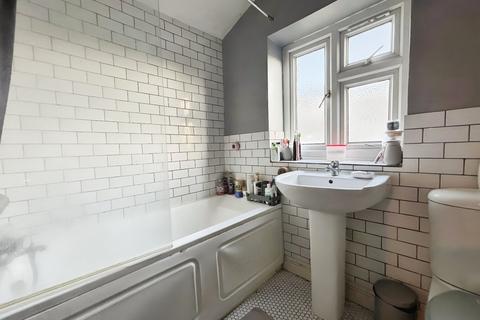 2 bedroom end of terrace house for sale, Chadwin Road, London E13