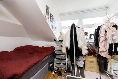 Studio to rent, NW10