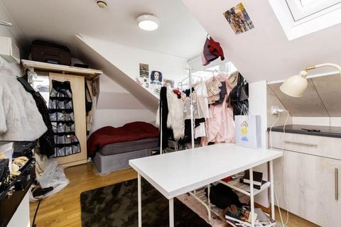 Studio to rent, NW10