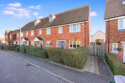 4 bedroom end of terrace house for sale, Spire Way, Wainscott, ME3