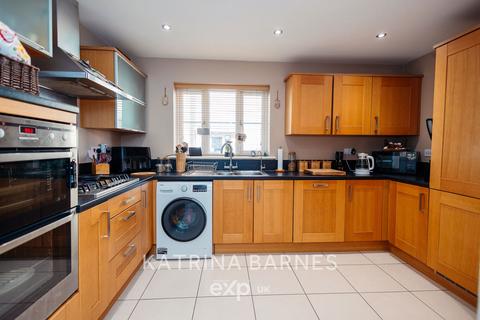 5 bedroom link detached house for sale, Peter Taylor Avenue, Bocking  CM7