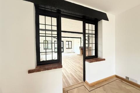 5 bedroom detached house to rent, Brookmans Avenue, Brookmans Park, Hertfordshire, AL9
