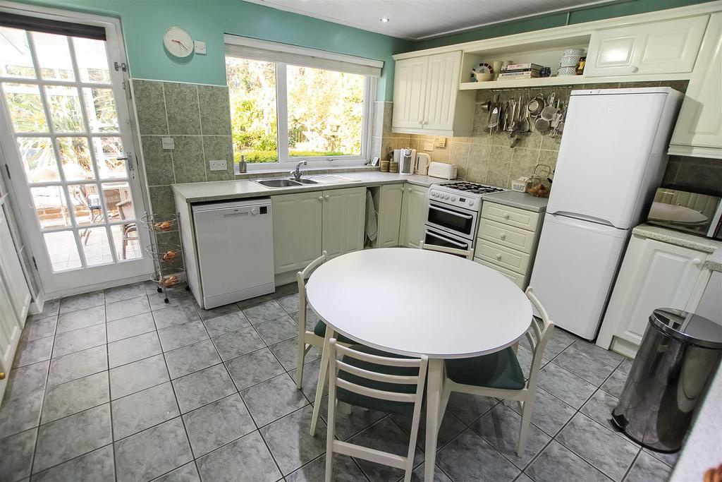 Kitchen (1).jpg