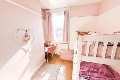 2 bedroom flat for sale, Frith Road, London, E11