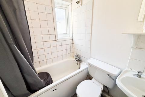 2 bedroom flat for sale, Frith Road, London, E11