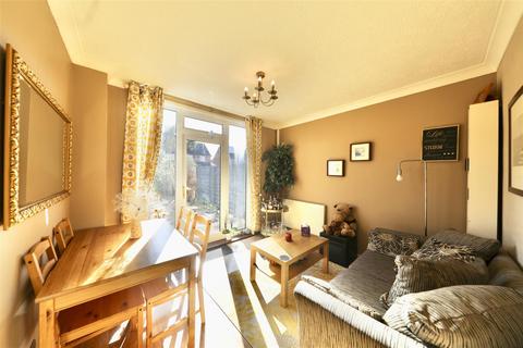 8 Batley Close, Hull, HU9 4QX