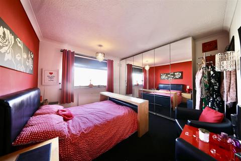 8 Batley Close, Hull, HU9 4QX