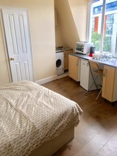 Studio to rent, Western Road, Southall UB2