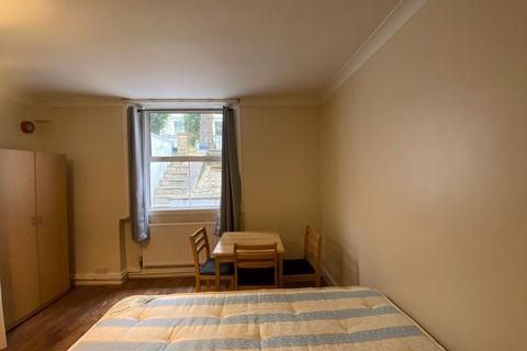 1 bedroom flat to rent, Bamborough Gardens, London W12