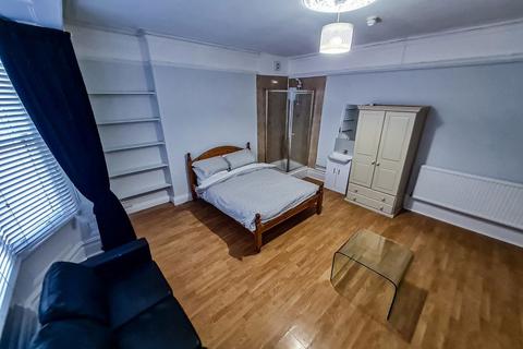 1 bedroom in a house share to rent, Room in Shared House, Queens Road