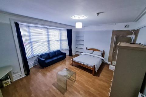 1 bedroom in a house share to rent, Room in Shared House, Queens Road