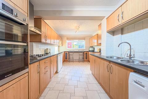 2 bedroom semi-detached bungalow for sale, Oak Walk, Hockley SS5