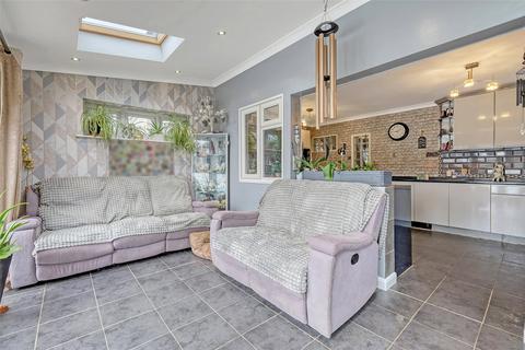 46 Denton Avenue, Westcliff-on-sea, SS0 0JX