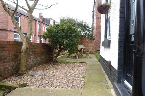 2 bedroom end of terrace house to rent, Woodville Place, Horsforth, Leeds, West Yorkshire, UK, LS18