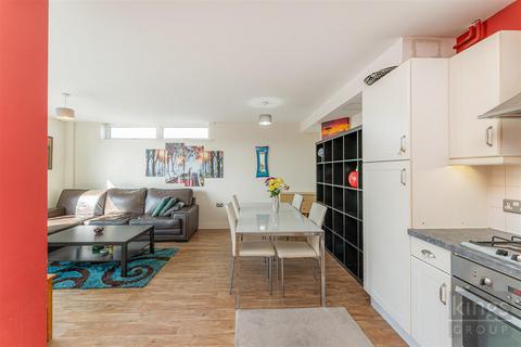 2 bedroom flat for sale, Queen Street, London