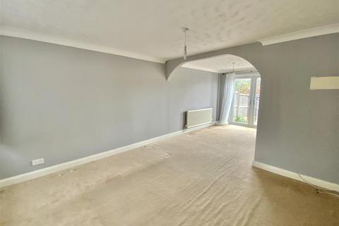 3 bedroom terraced house to rent, Roxburgh Way, Bletchley, Milton Keynes