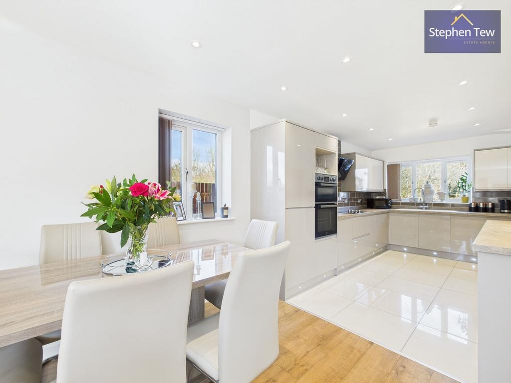 Kitchen/ Dining Room