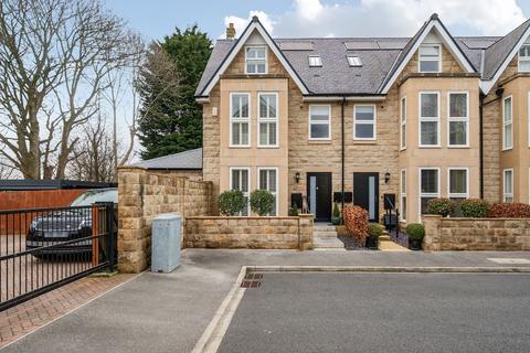 4 bedroom end of terrace house for sale, Connaught Court, Harrogate, HG1