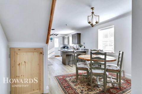 1 Beaconsfield Place, Kessingland, Lowestoft, NR33 7RJ