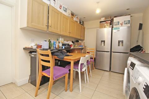 1 bedroom in a house share to rent, Morden, SM4