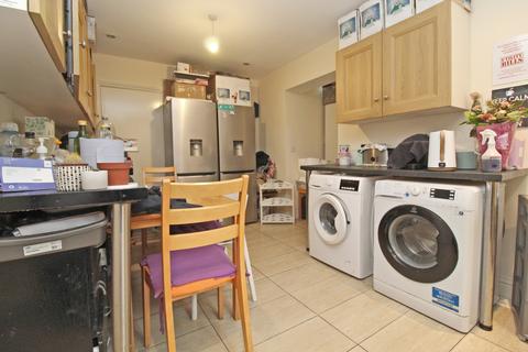 1 bedroom in a house share to rent, Morden, SM4