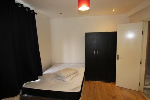 1 bedroom in a house share to rent, Morden, SM4