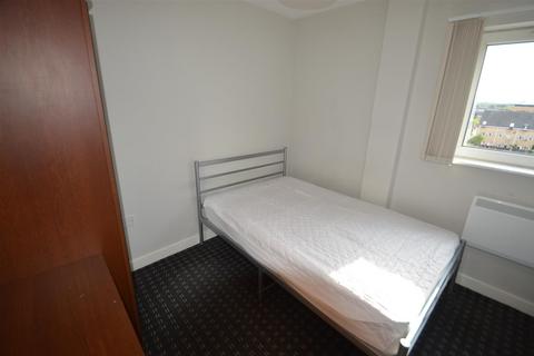 2 bedroom house to rent, Stretford Road, Manchester M15