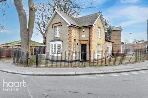 4 bedroom detached house to rent, Ness Road, Southend-on-sea